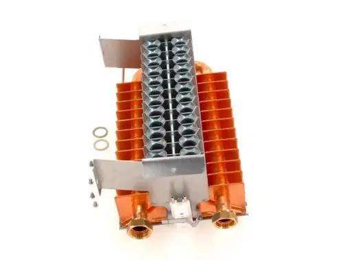 Bosch Brenner mit mehreren Heizkanälen, orangefarbenen Rippen und metallischen Anschlüssen. Zubehörteile sind daneben angeordnet.